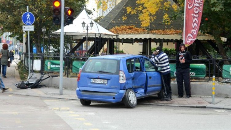 Кола се заби в ограда на кръчма заради отнето предимство
