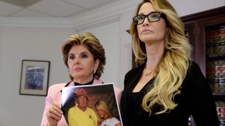 Дрейк и адвокатката й показват снимка от 2006 г., когато са били на голф турнир. Снимка: Reuters