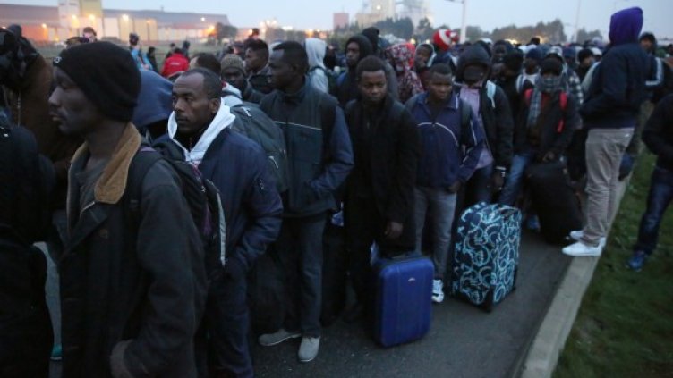 Стотици мигранти бяха изведени от лагера край Кале
