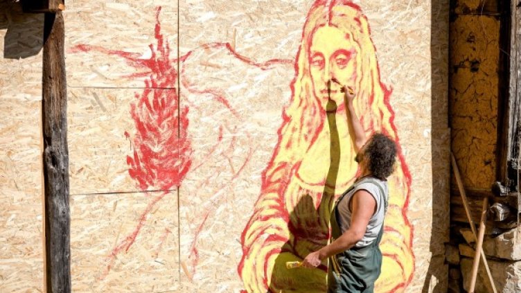 Калин Терзийски рисува "Мадоната от Боснек". Снимка: Фермата