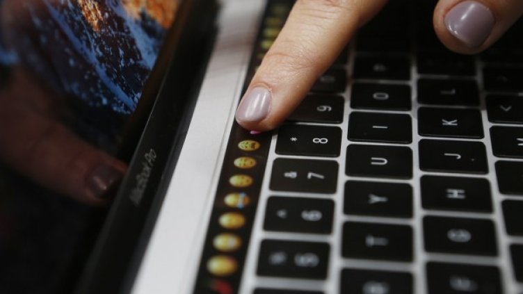 Touch Bar, режим - мейли и съобщения; Източник: Reuters