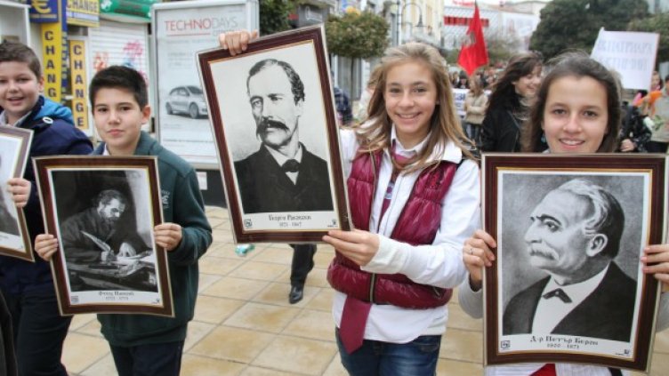 Хелоуин отмина, наред са народните ни будители! Честит празник, българи!