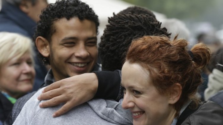 С пица и оркестър: Италианци вдигнаха парти за мигранти