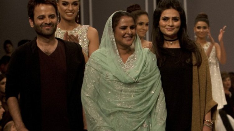 Мухтар Маи /в средата/. Снимка: БТА