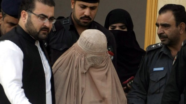 Шарбат Гула на излизане от съда. Снимка: БТА