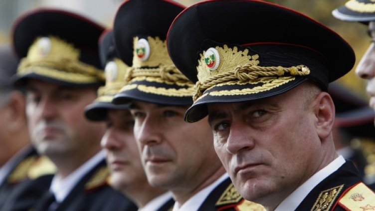 На полицаите: Защото ни пазят в тези тежки времена...