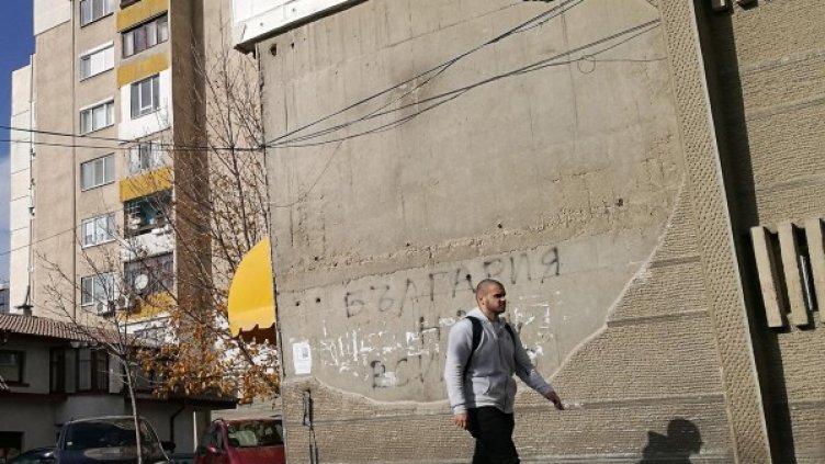 Силният вятър вчера събора изолация в Хасково. Снимка: Булфото