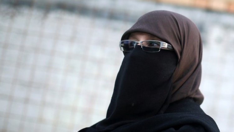 Мюсюлманка с никаб отнесе 30 бона глоба в Италия