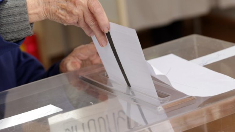 Близо 3,5 милиона българи гласуваха на референдума. Снимка: БТА