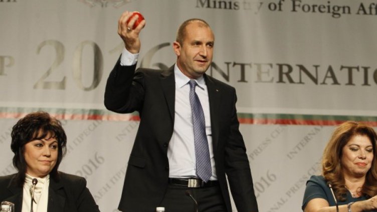 Радев улови ябълката във въздуха. Снимка: Олег Попов, Dnes.bg