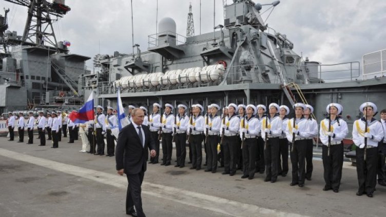 Руският президент Владимир Путин на посещение на "Вицеадмирал Кулаков" . Снимка: архив, Ройтерс