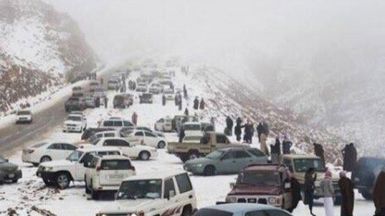 Тях снегът ги изненадва: Зимен пейзаж в Саудитска Арабия