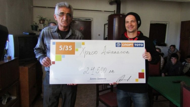 Водещият Део връчва чека на Христо. Снимка: Спорт Тото