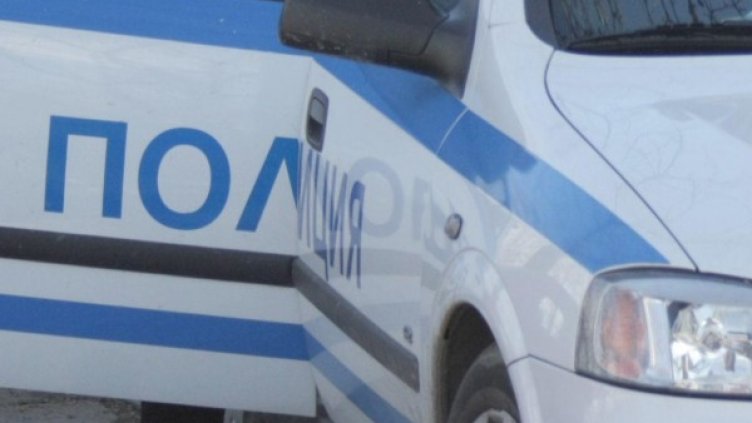 Мъж отнесе с колата си полицай, после и патрулка