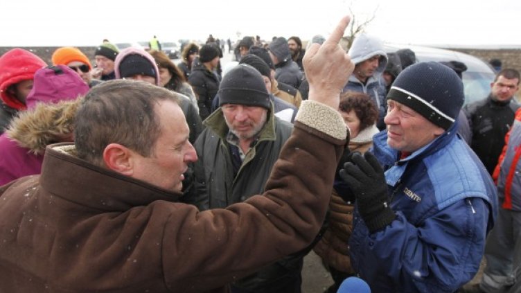 На хората от Хитрино им писна, опитаха да блокират път