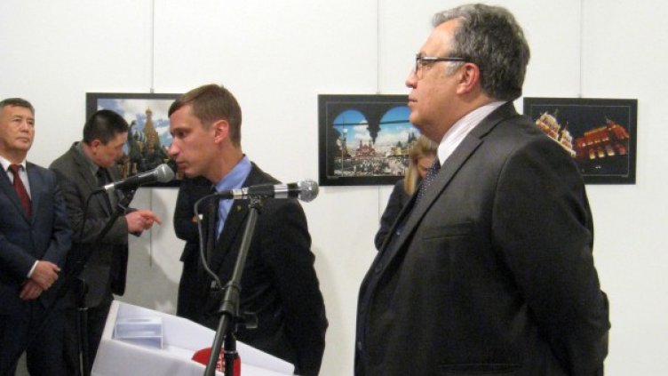 Руският посланик минути преди убийството. Снимка: Ройтерс