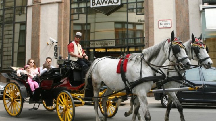 Куриозно - карета преминава пред банка във Виена. Снимка: архив, Reuters