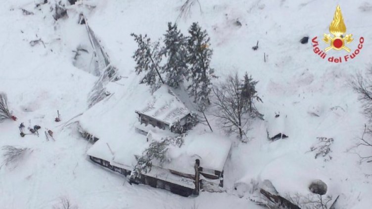 SMS от пометения от лавина хотел: Помогнете! Умираме от студ!