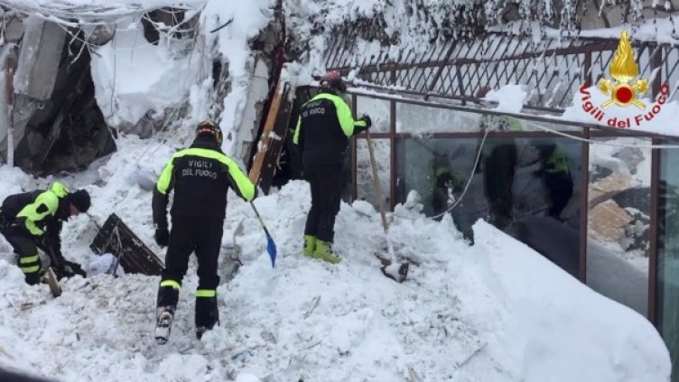Осем души са открити живи в затрупания от лавина хотел