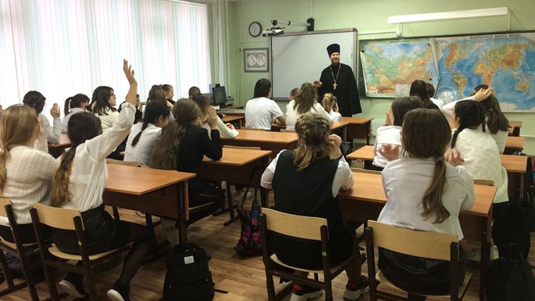 Руската църква е в класните стаи, свещеници преподават "уроци по целомъдрие"