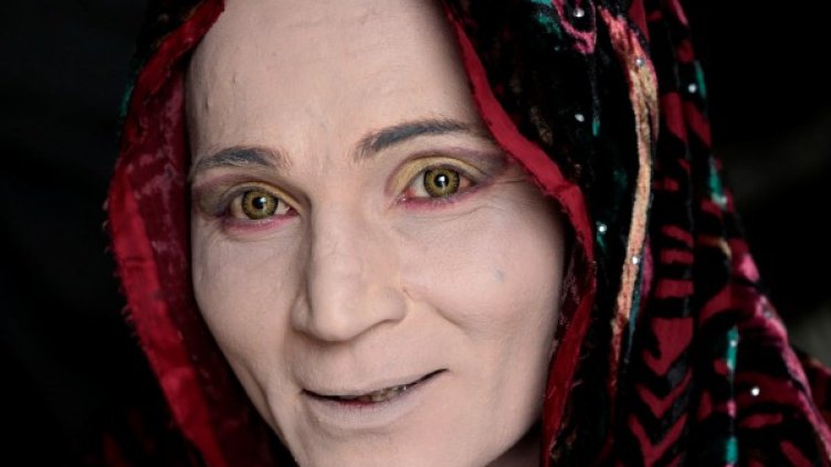 Във вихъра на саритата: Партитата на транссексуалните пакистанци