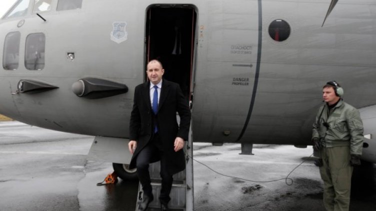 Радев с кадри от първата визита, фокусът &ndash; военният Спартан