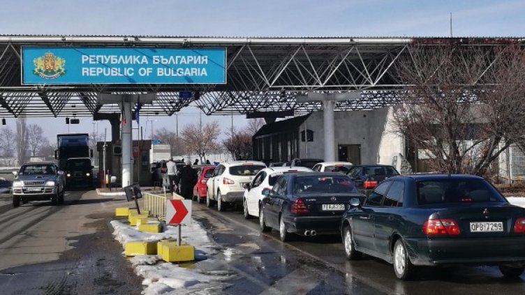 Бензин туризъм. Гърци на разходка, зареждат у нас