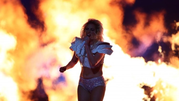 Лейди Гага възпламени Супербоул, призова за толерантност