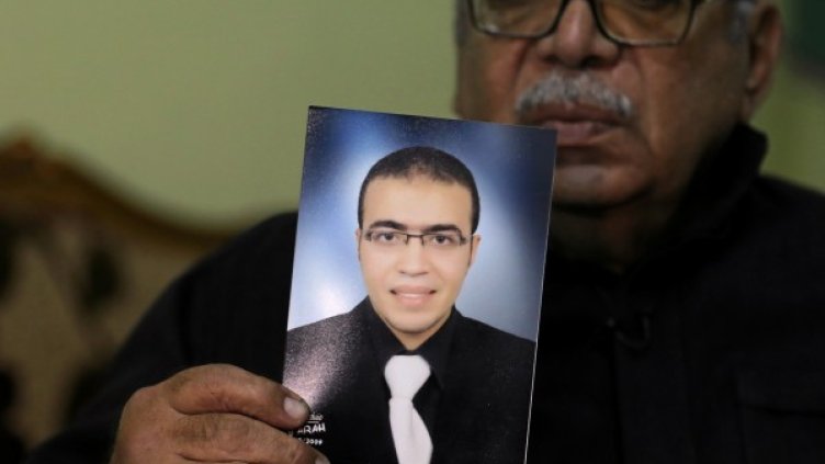 Бащата държи снимка на Абдула Реда ел Хамами. Снимка: Reuters