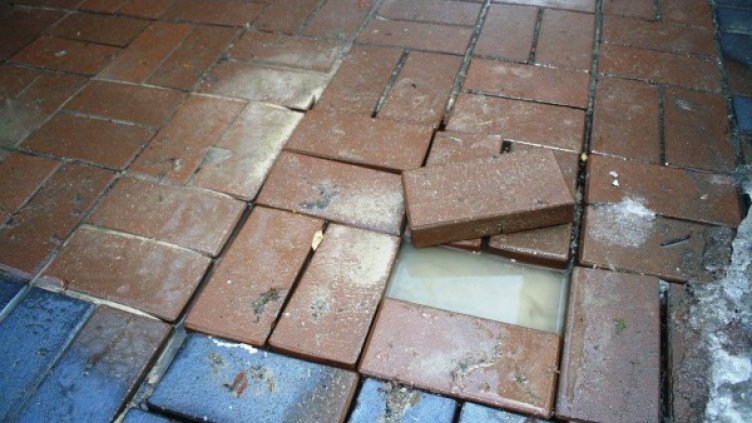 "Плюещи" плочки, дупки &ndash; настилката на "Витошка"