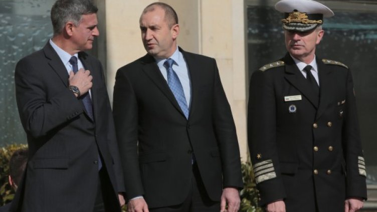 Министър Стефан Янев, президентът Румен Радев, и.д. началник на отбраната Емил Ефтимов. Снимка: БТА