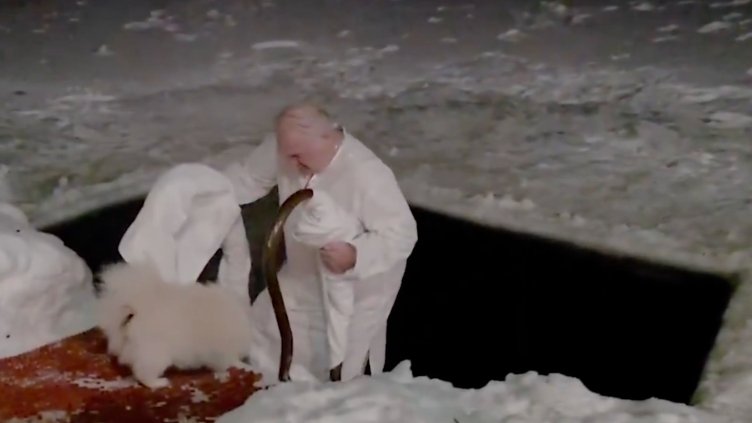  Лукашенко се топна в ледената вода за Богоявление, Умка нервно го пазеше ВИДЕО