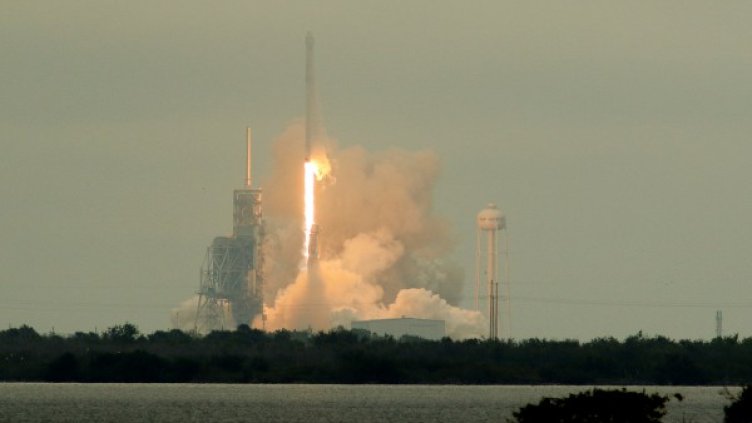 Дракон в космоса: SpaceX изстреля товарен кораб към МКС