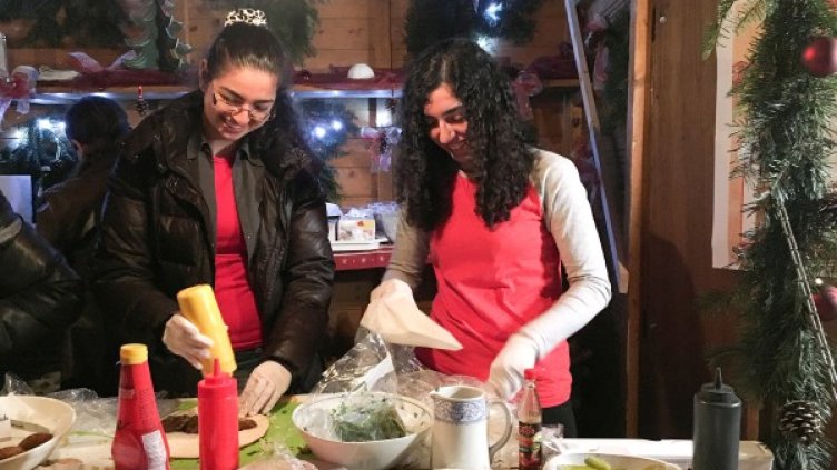 Сирийки в Германия: Как да свикнеш с гейовете и Кончита Вурст