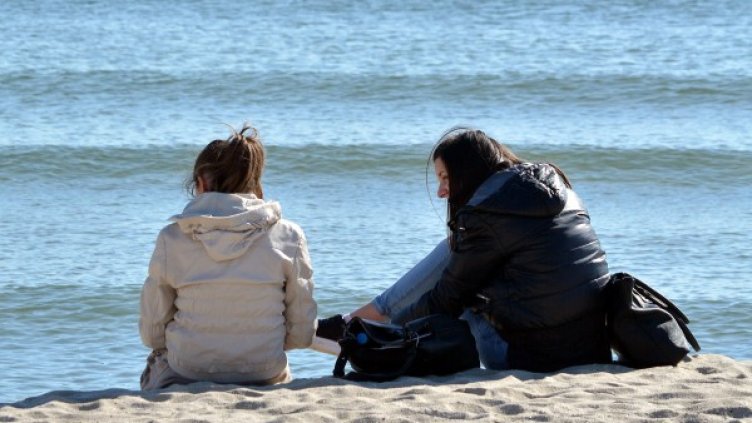 Хубавото време изкара варненци на плажа днес. Снимка: БТА