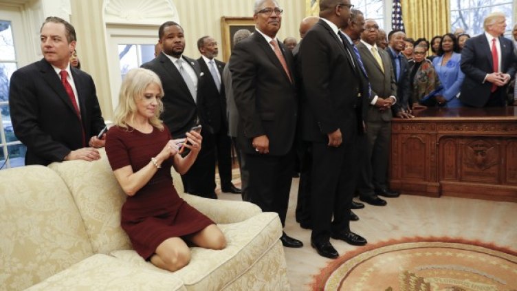 Възмутително: Съветничка на Тръмп в... поза