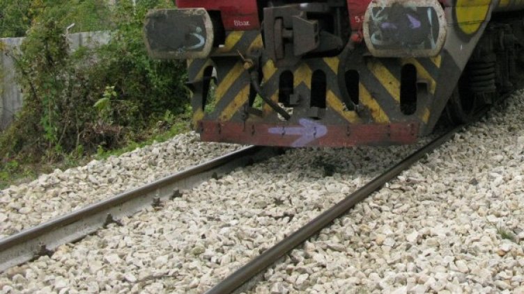 Кола влезе на жп прелез при спуснати бариери, загина жена