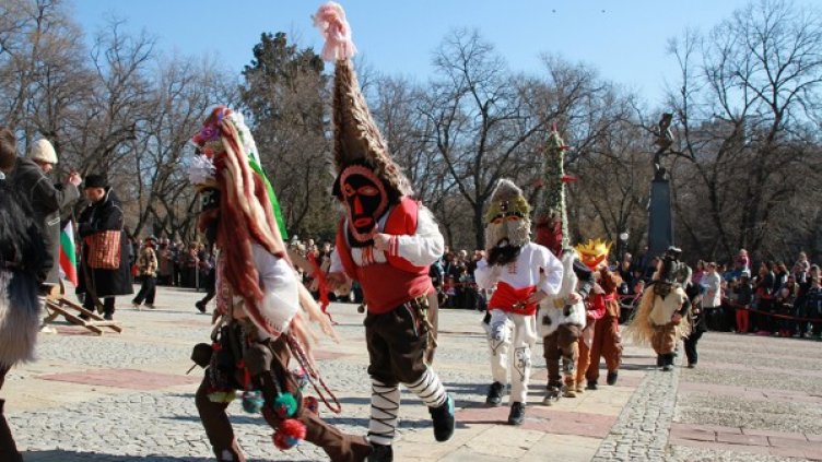 Близо 800 кукери гониха зимата и злото в Стара Загора