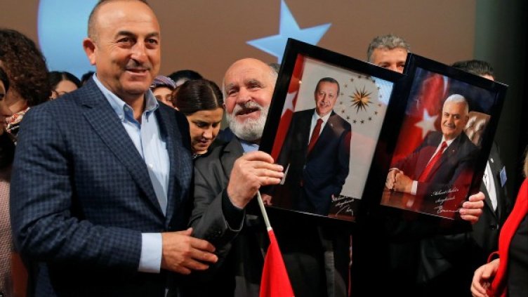 Чавушоглу сред симпатизанти в Метц, Франция. Снимка: Reuters