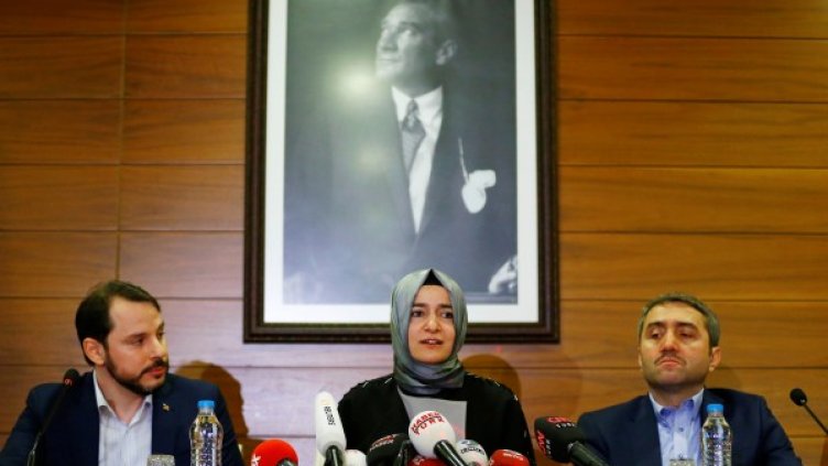 Фатма Бетюл Саян Кая по време на пресконференцията след завръщането си от Кьолн Снимка: Reuters