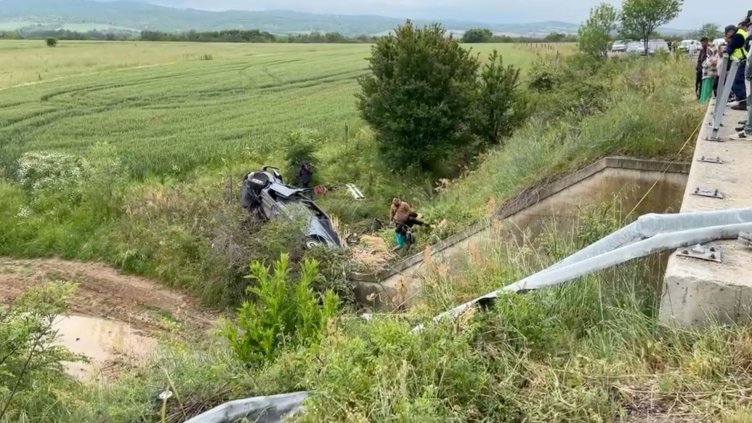 Микробус излетя от пътя на АМ "Марица", дете загина, а друго е с опасност за живота ВИДЕО