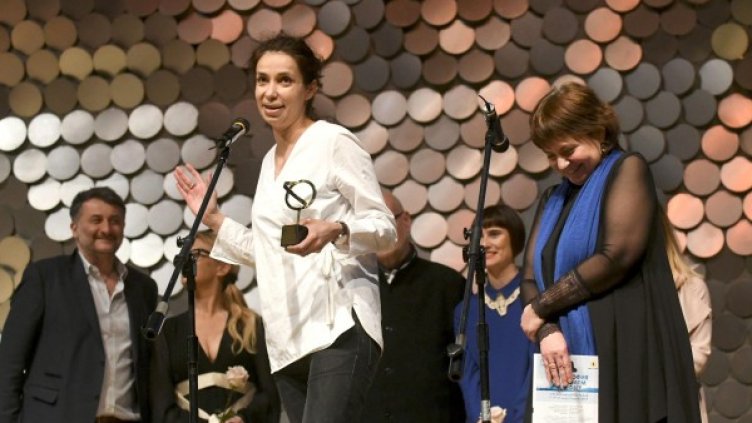 Режисьрът Ралица Петрова и продуцентът Росица Вълканова получават наградата на сцената на НДК. Снимка: Булфото