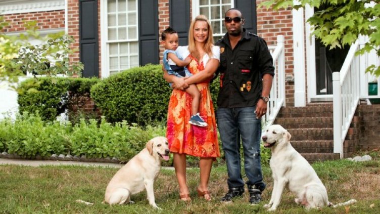 Бокол с бившия си съпруг и сина им. Фотография: Logan Mock-Bunting