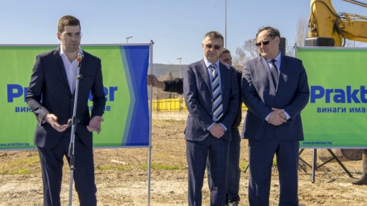 Снимка: Атанас Атанасов, управител на Бараж Груп ЕООД, Тодор Белчев, председател на съвета на директорите на "Видеолукс холдинг" и Любомир Христов, кмет на община Шумен