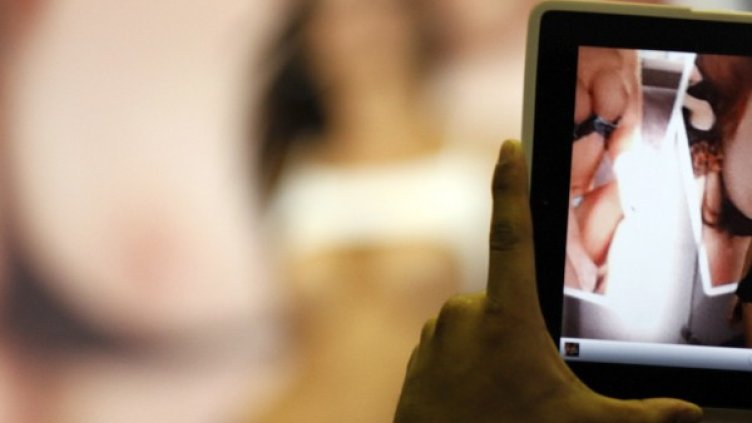 Вместо имами и ислямска молитва: Порно въздишки!