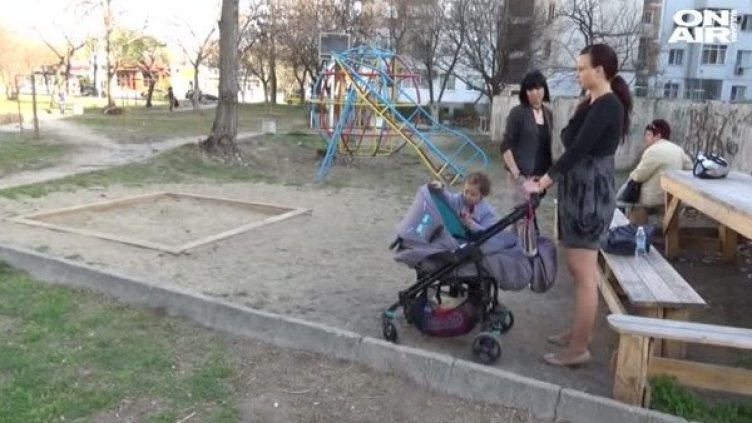 Идилия в Пловдив: Деца в пясъчника, а в него &ndash; хапчета!