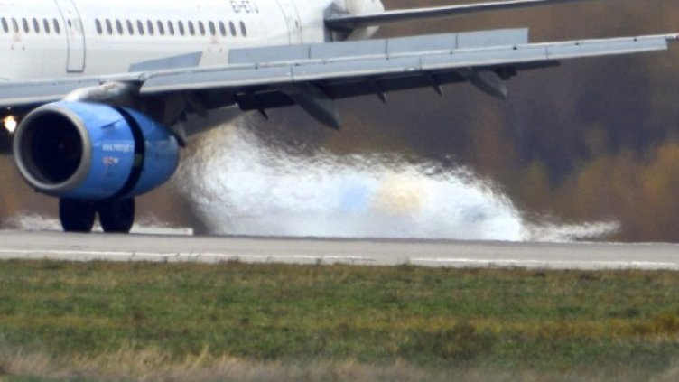 Повреда в двигателя приземи самолет в Мюнхен