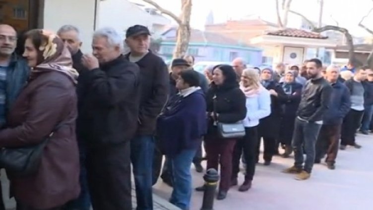 Опашката пред консулството в Бурса. Снимка: Bulgaria ON AIR
