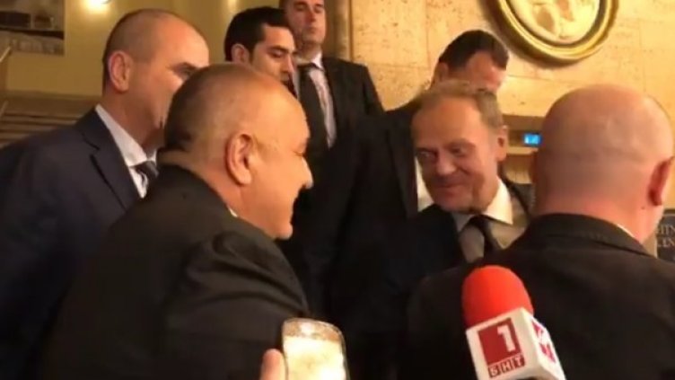 Борисов и Туск с "изненадващото" довиждане. Кадър: Facebook