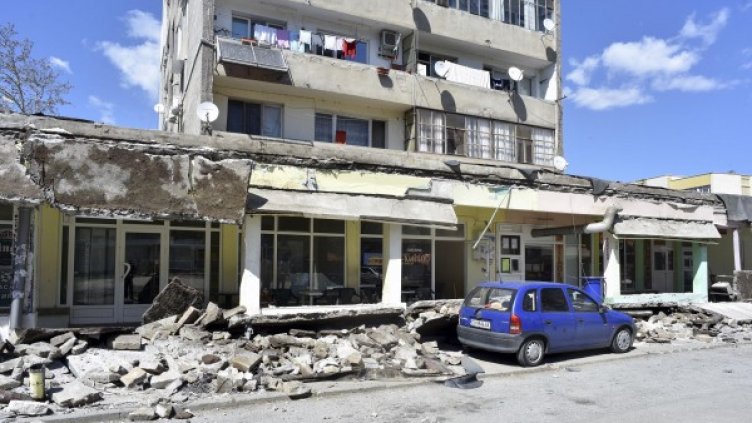 Огромна козирка на блок рухна в сливенски квартал